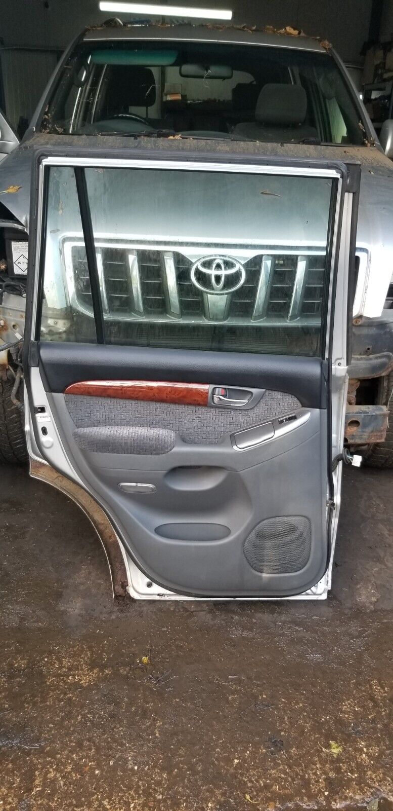 2005 TOYOTA LAND CRUISER PASSENGER SIDE REAR DOOR N/S SILVER - Image 3