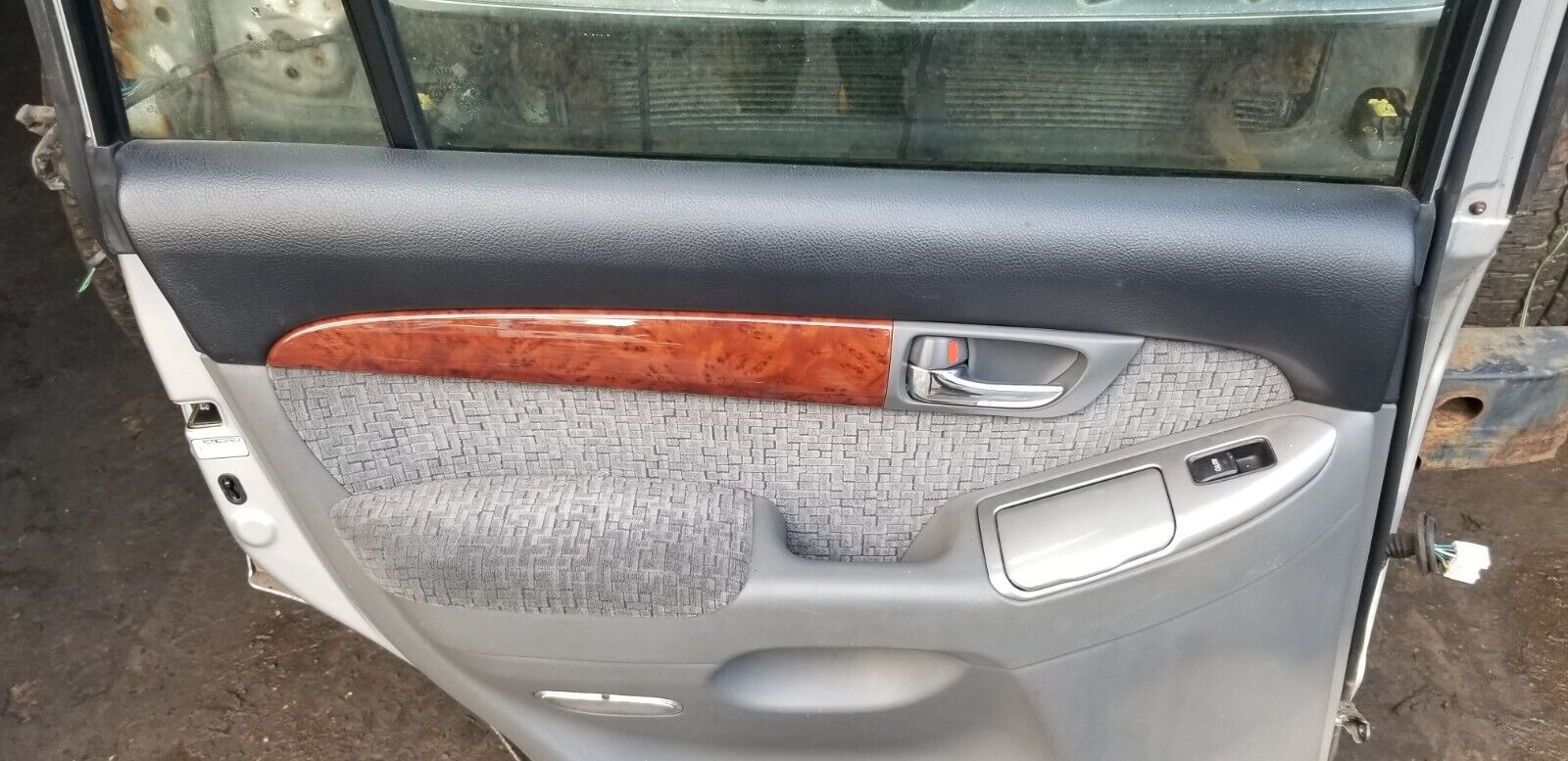 2005 TOYOTA LAND CRUISER PASSENGER SIDE REAR DOOR N/S SILVER - Image 4