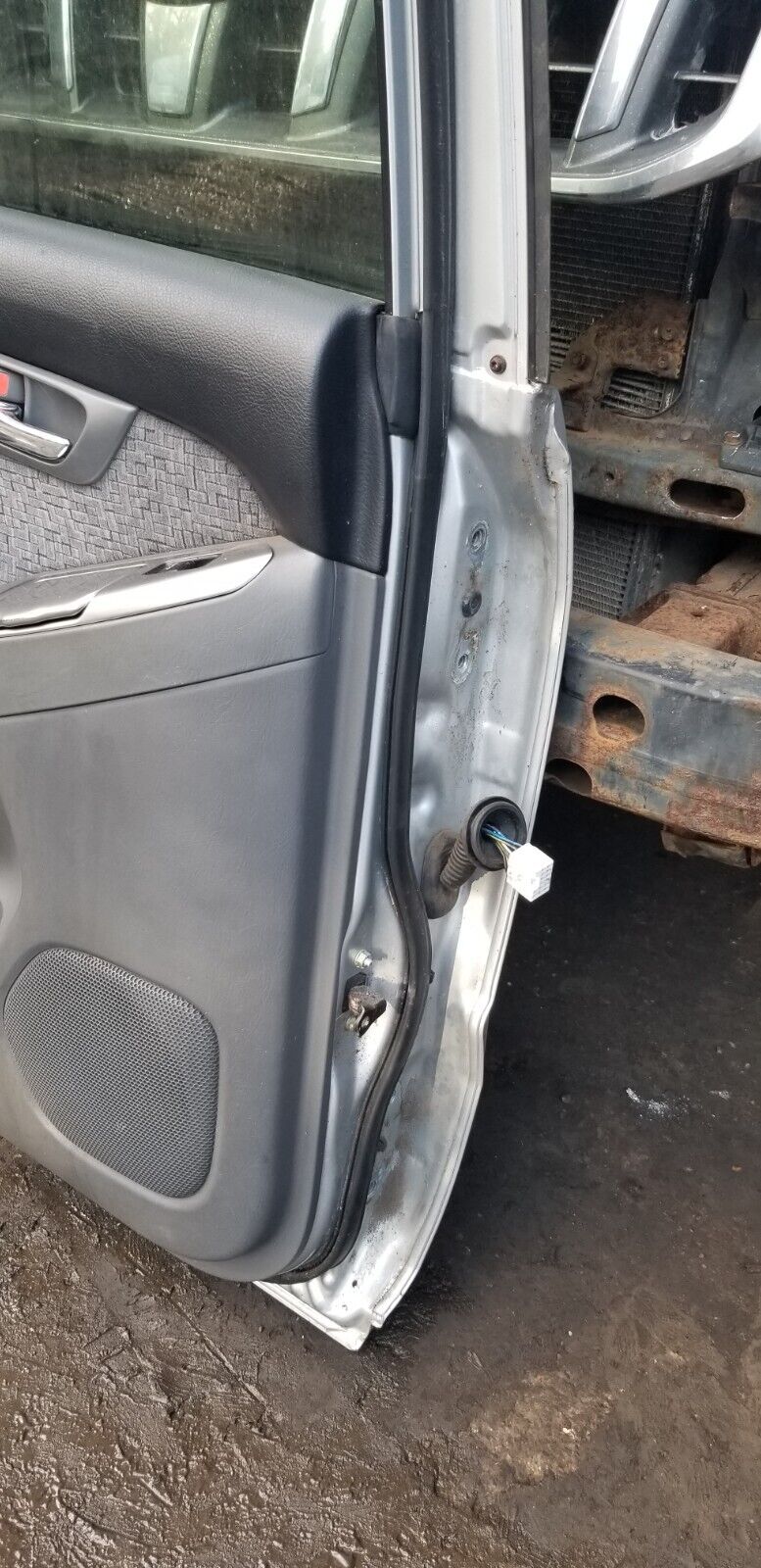 2005 TOYOTA LAND CRUISER PASSENGER SIDE REAR DOOR N/S SILVER - Image 6