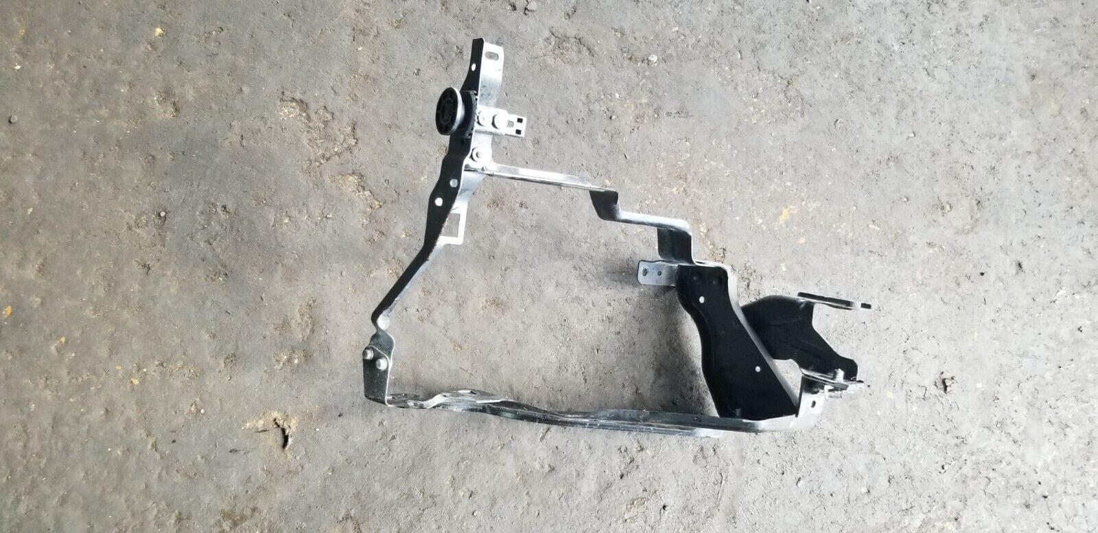 2011 MERCEDES-BENZ C220 PASSENGER SIDE HEADLIGHT BRACKET PP204626044 - Image 3