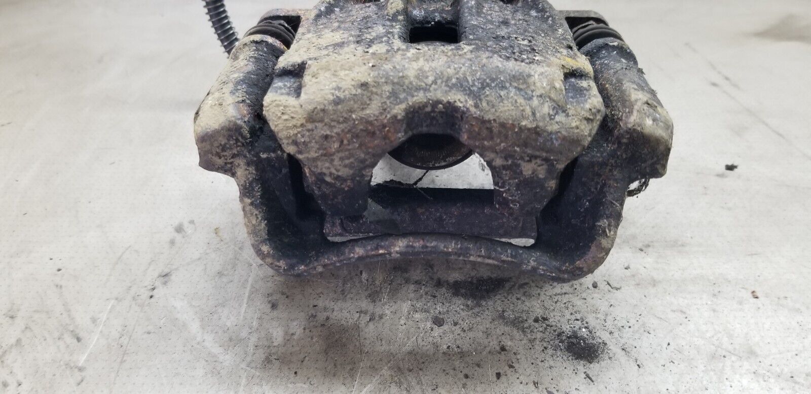 2012 Renault Trafic 2.0L Diesel Right Rear Brake Caliper - Image 4