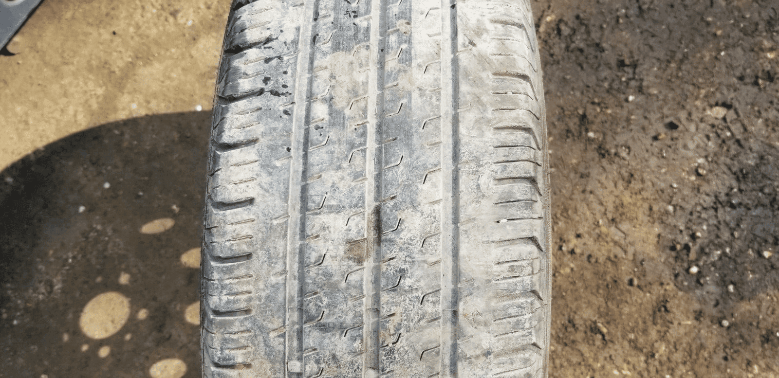 Tread pattern of 215/70/R15C tyre for commercial vans