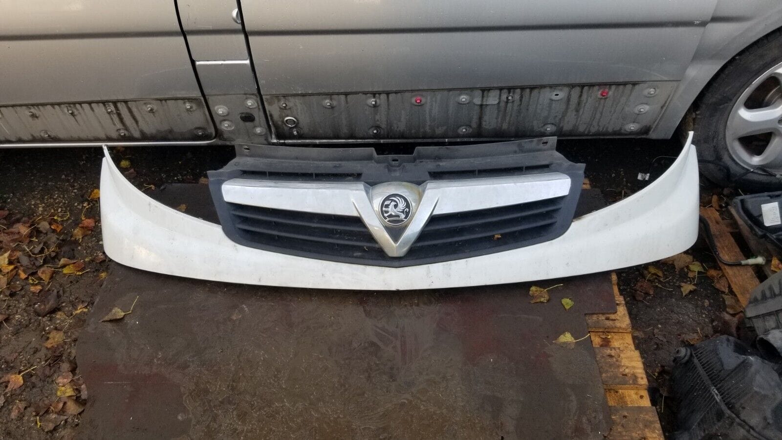 2011 VAUXHALL VIVARO FRONT END SURROUND GRILLE Mk1 623100248R