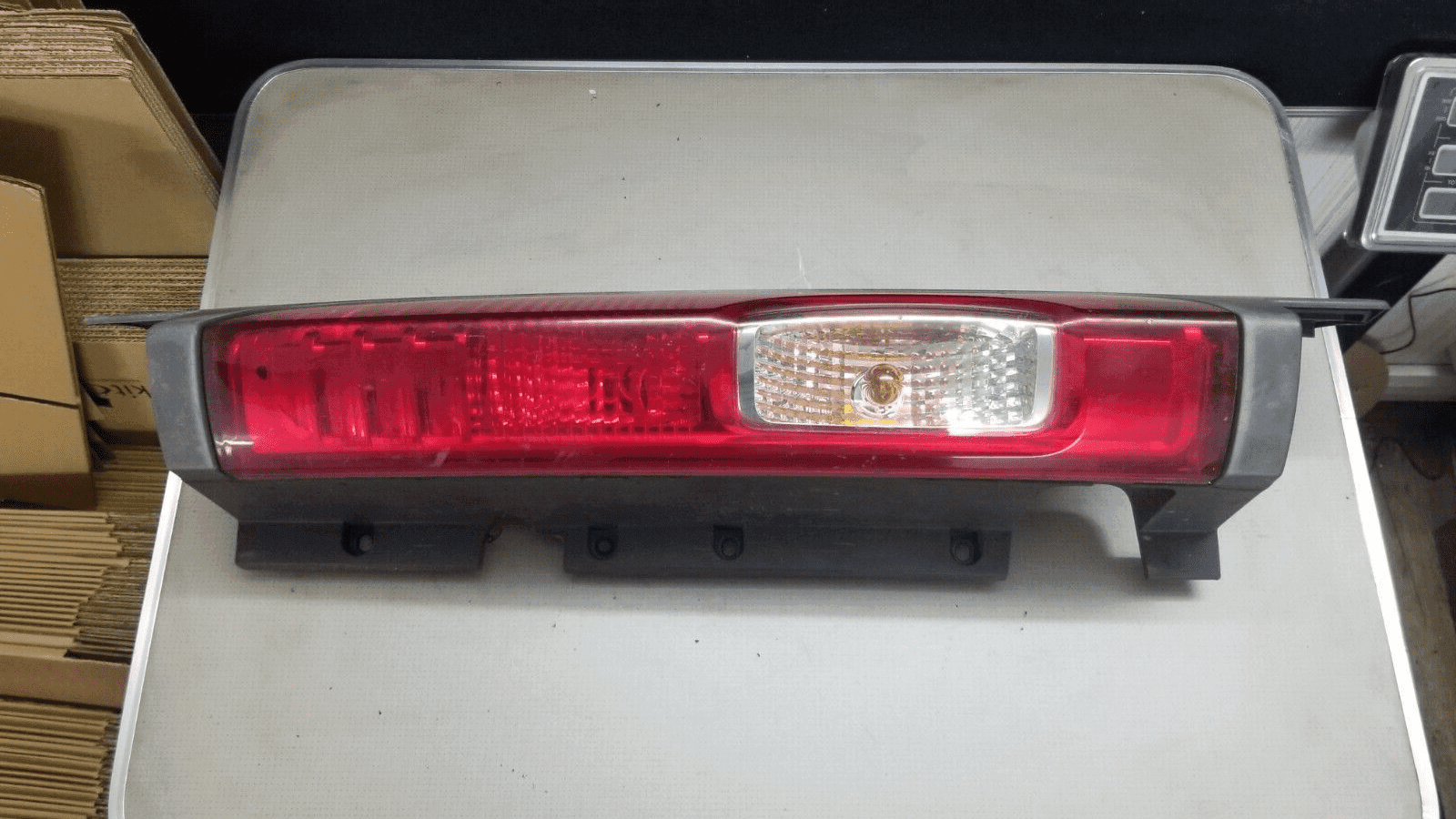 2012 VAUXHALL VIVARO / TRAFIC DRIVERS SIDE RIGHT REAR TAIL LIGHT 265A60118R