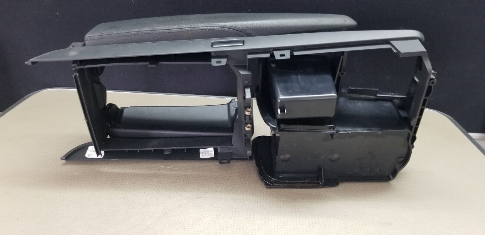 Mercedes E Class Center Console Arm Rest 2011 - Image 5