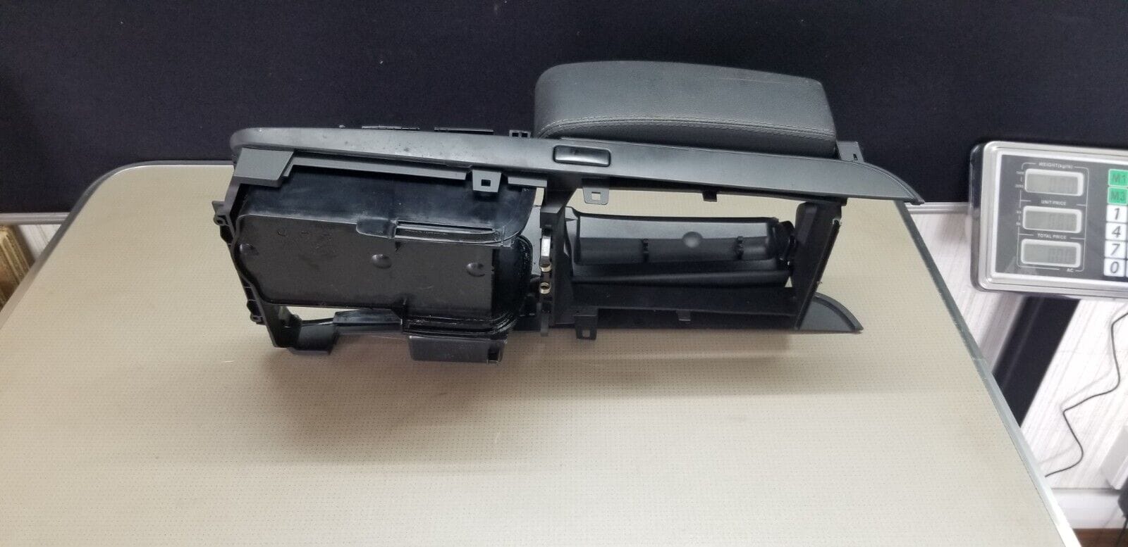 Mercedes E Class Center Console Arm Rest 2011 - Image 6