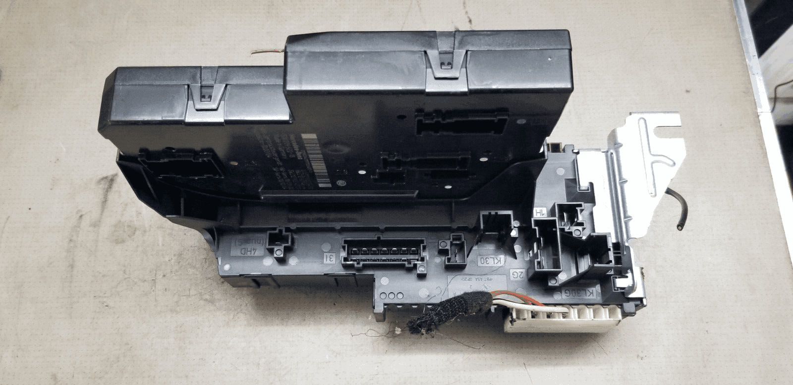 Side connector view Mercedes W207 SAM control module A2129005401