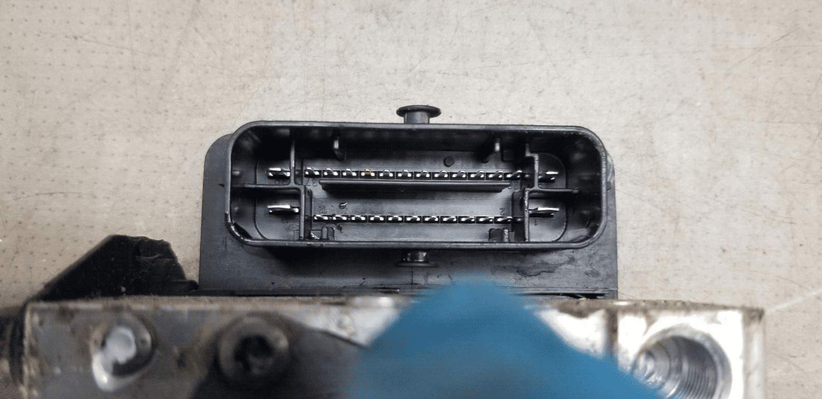 OEM Skoda Rapid ABS pump connectors and ports