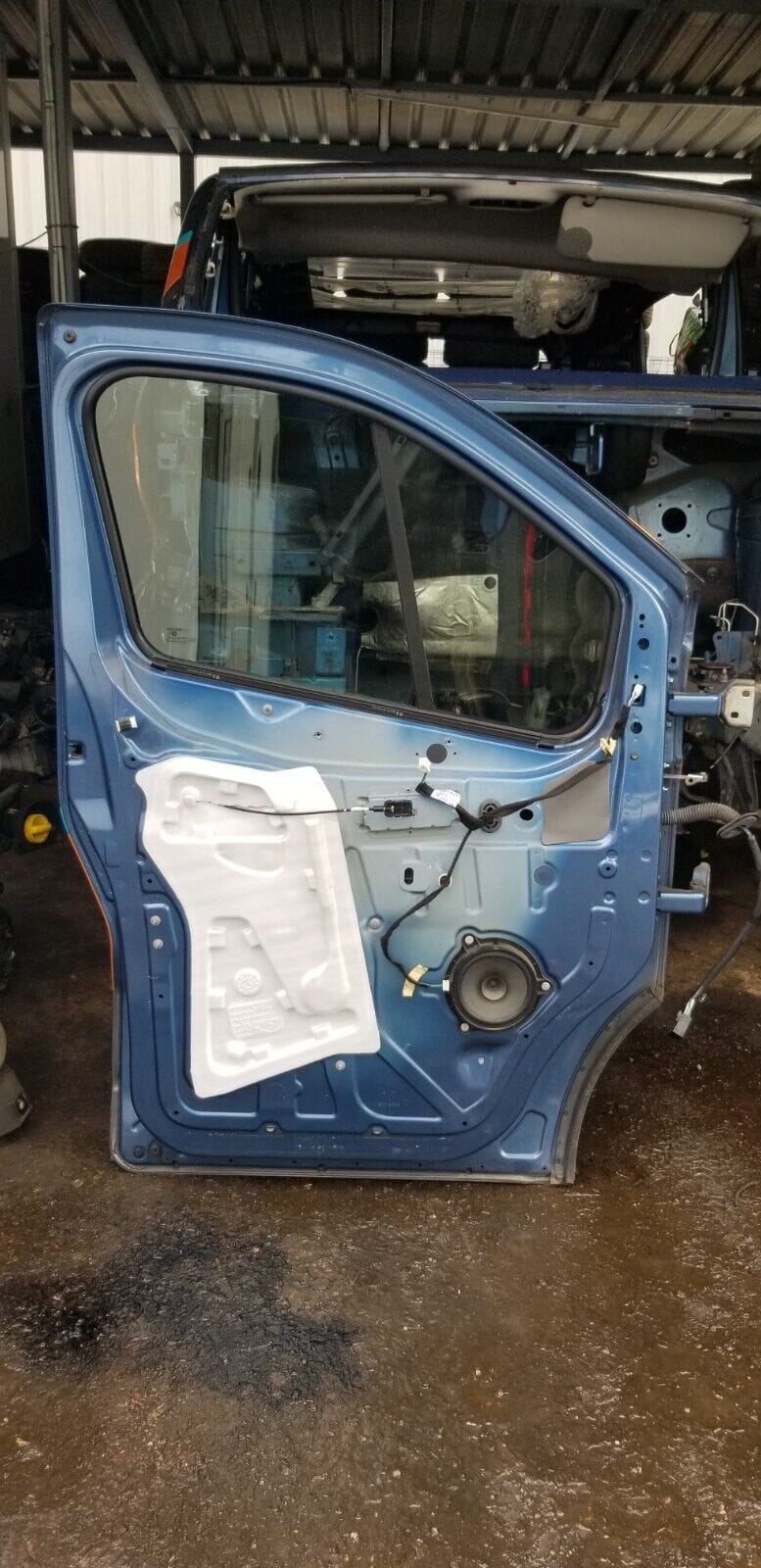 2015 Vivaro left front door assembly