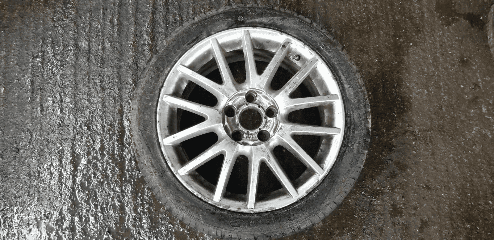 VW Golf MK6 17 inch Alloy Wheel and Tyre 225/45R17 1K0601025AN