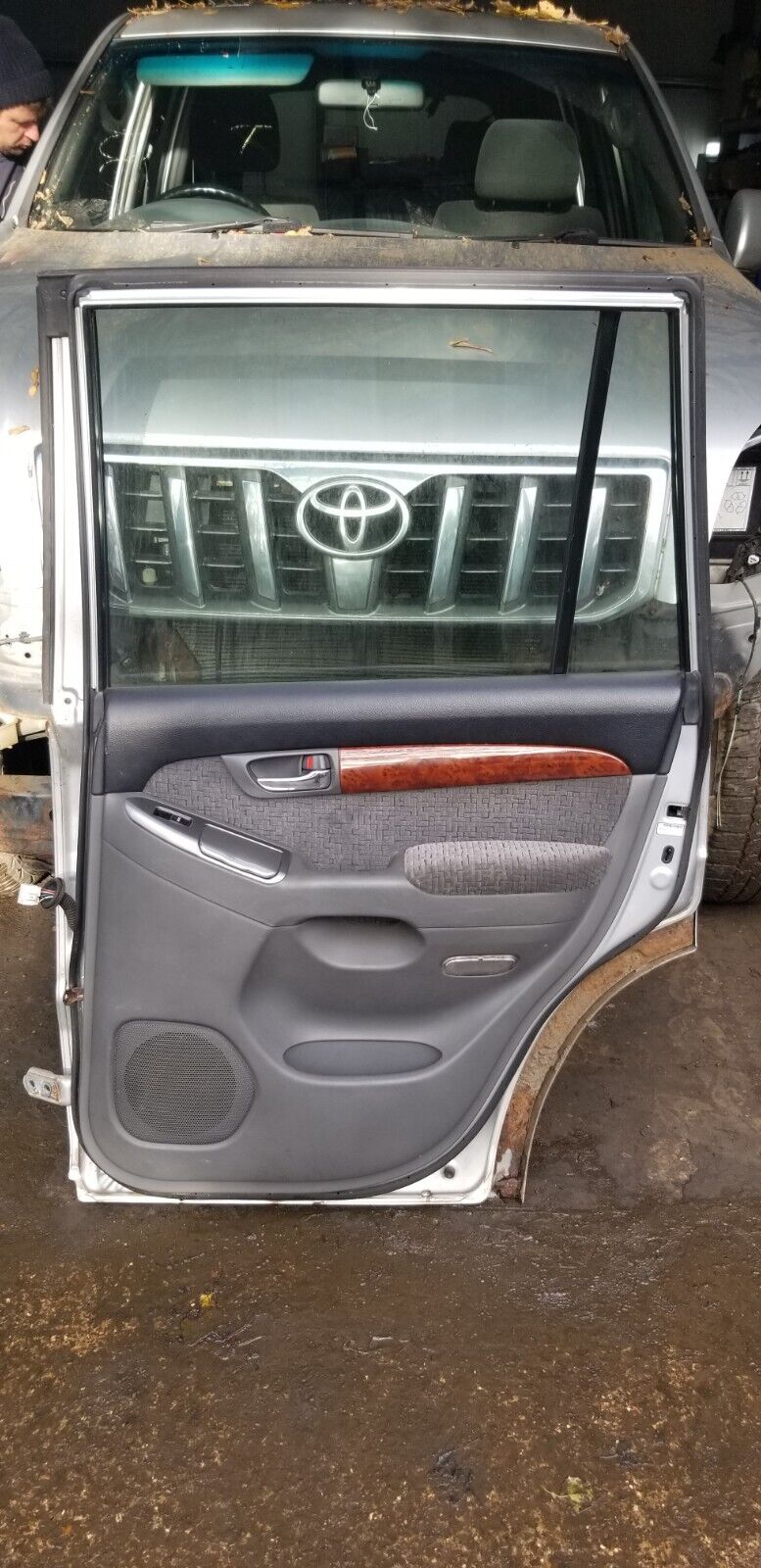 2005 TOYOTA LAND CRUISER DRIVER SIDE REAR DOOR O/S SILVER - Image 3