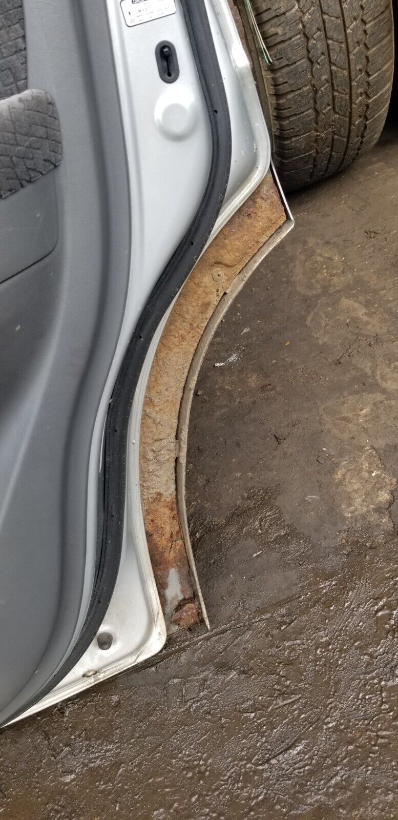 2005 TOYOTA LAND CRUISER DRIVER SIDE REAR DOOR O/S SILVER - Image 4