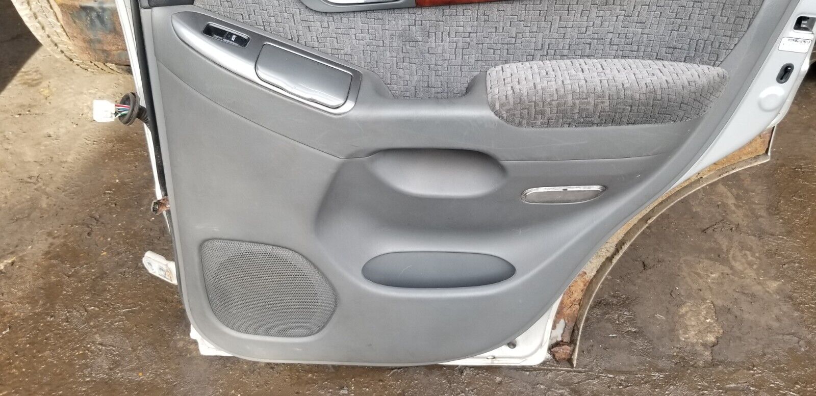 2005 TOYOTA LAND CRUISER DRIVER SIDE REAR DOOR O/S SILVER - Image 5