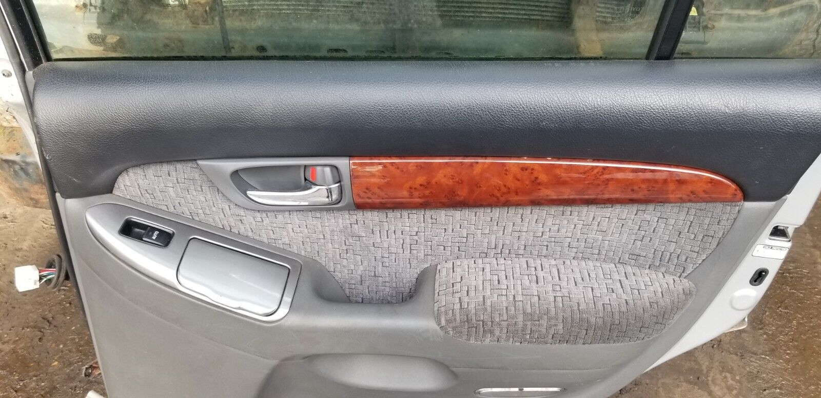 2005 TOYOTA LAND CRUISER DRIVER SIDE REAR DOOR O/S SILVER - Image 6