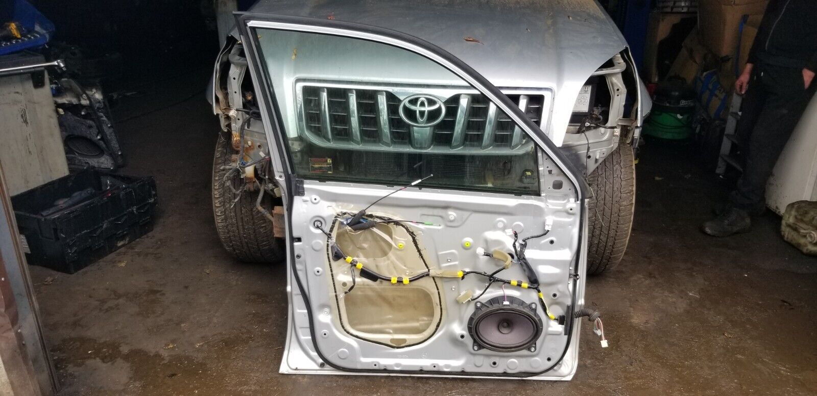 2005 TOYOTA LAND CRUISER PASSENGER SIDE FRONT DOOR SILVER - Image 3