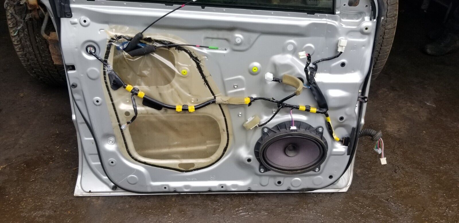 2005 TOYOTA LAND CRUISER PASSENGER SIDE FRONT DOOR SILVER - Image 4