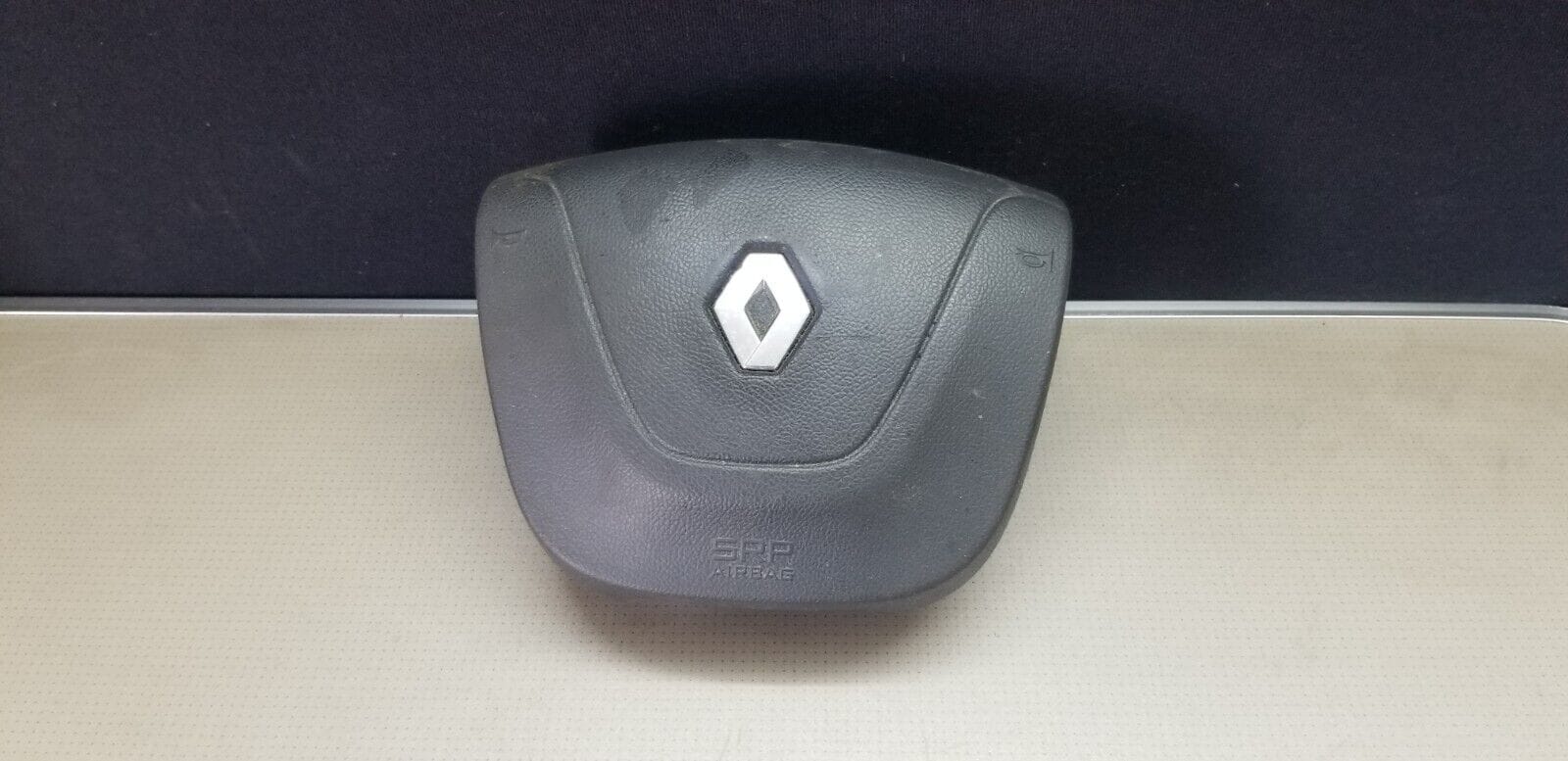 Front view of 2015 Renault Master LM35 driver airbag 985107504R