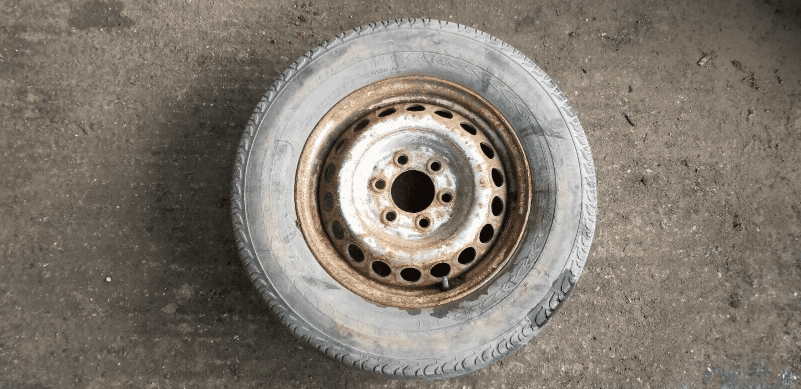 Used Mercedes Sprinter W906 16-inch steel wheel with Continental 235/65R16 tyre – front view