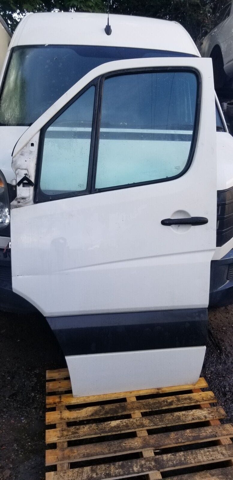 MERCEDES BENZ SPRINTER W906 VOLKSWAGEN CRAFTER PASSENGER SIDE FRONT WHITE DOOR