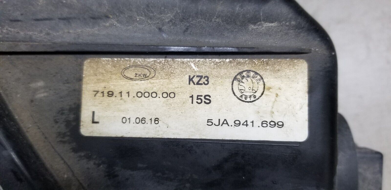 Close-up of OEM fog light 5JA941699 for Skoda Rapid 2012–2017