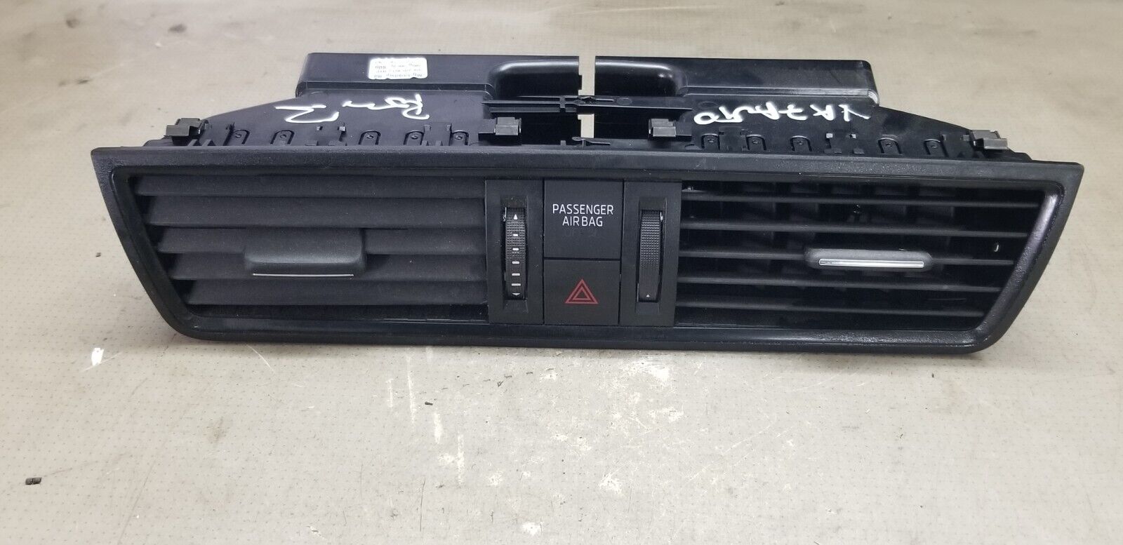 Skoda Rapid 2013-18 Central Air Flow Grill 5JA820951C |O