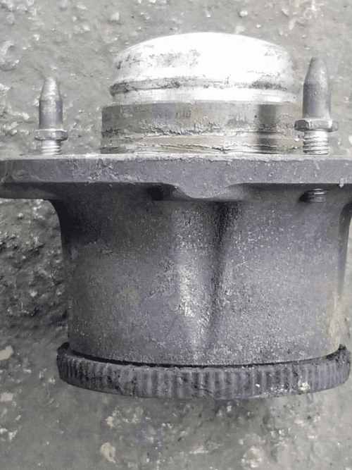 Close-up view of the rear wheel bearing hub for Citroen Relay 2017