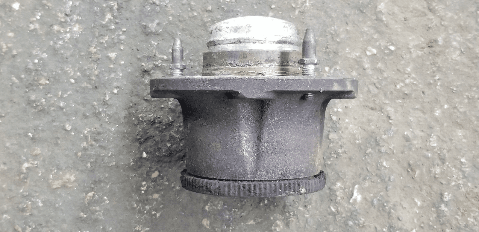 Close-up view of the rear wheel bearing hub for Citroen Relay 2017