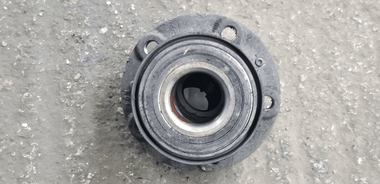 Flange and bolt mounting of the rear hub bearing for Citroen Relay 2017