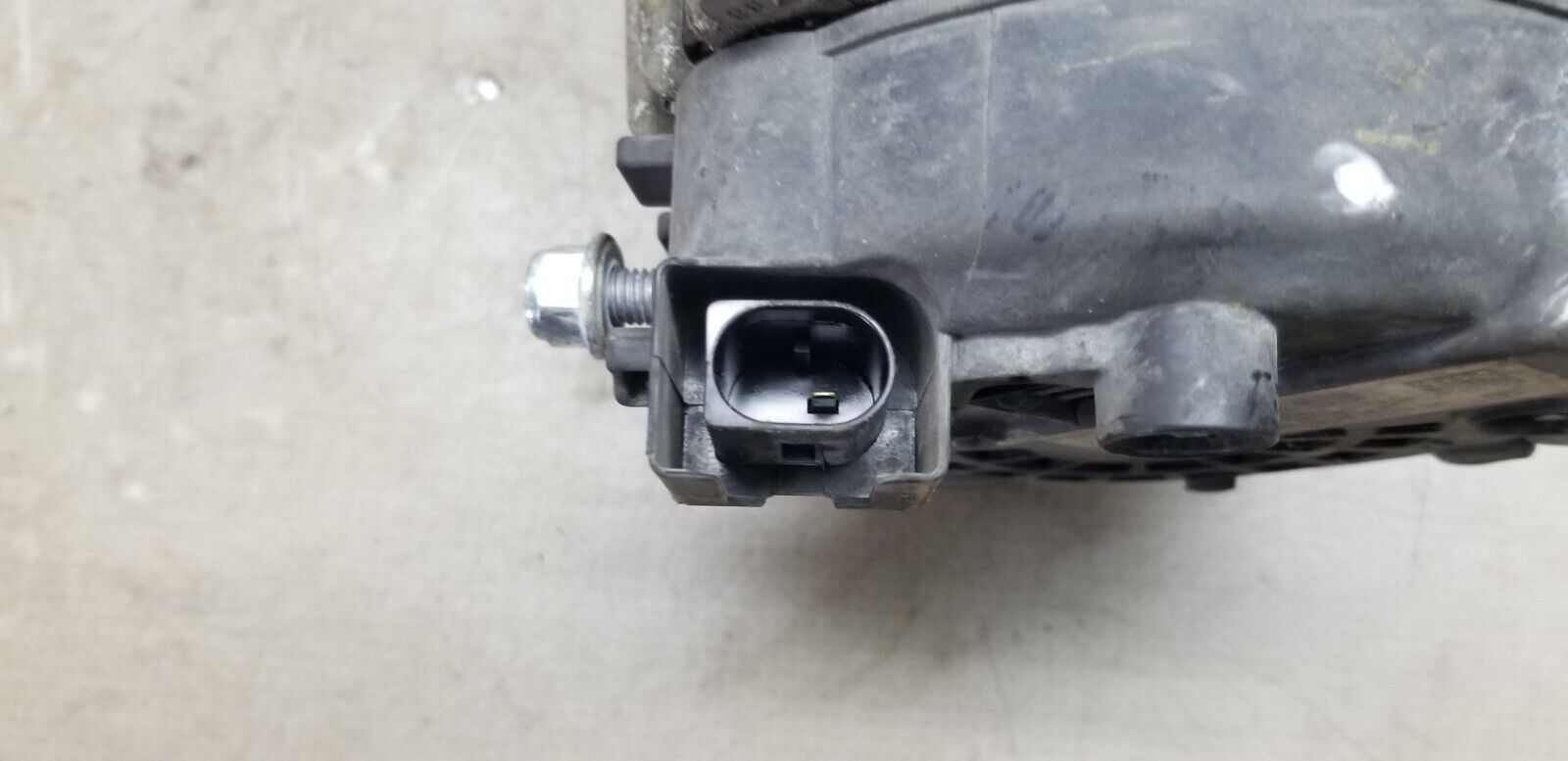 Genuine Mercedes-Benz E-Class alternator connectors