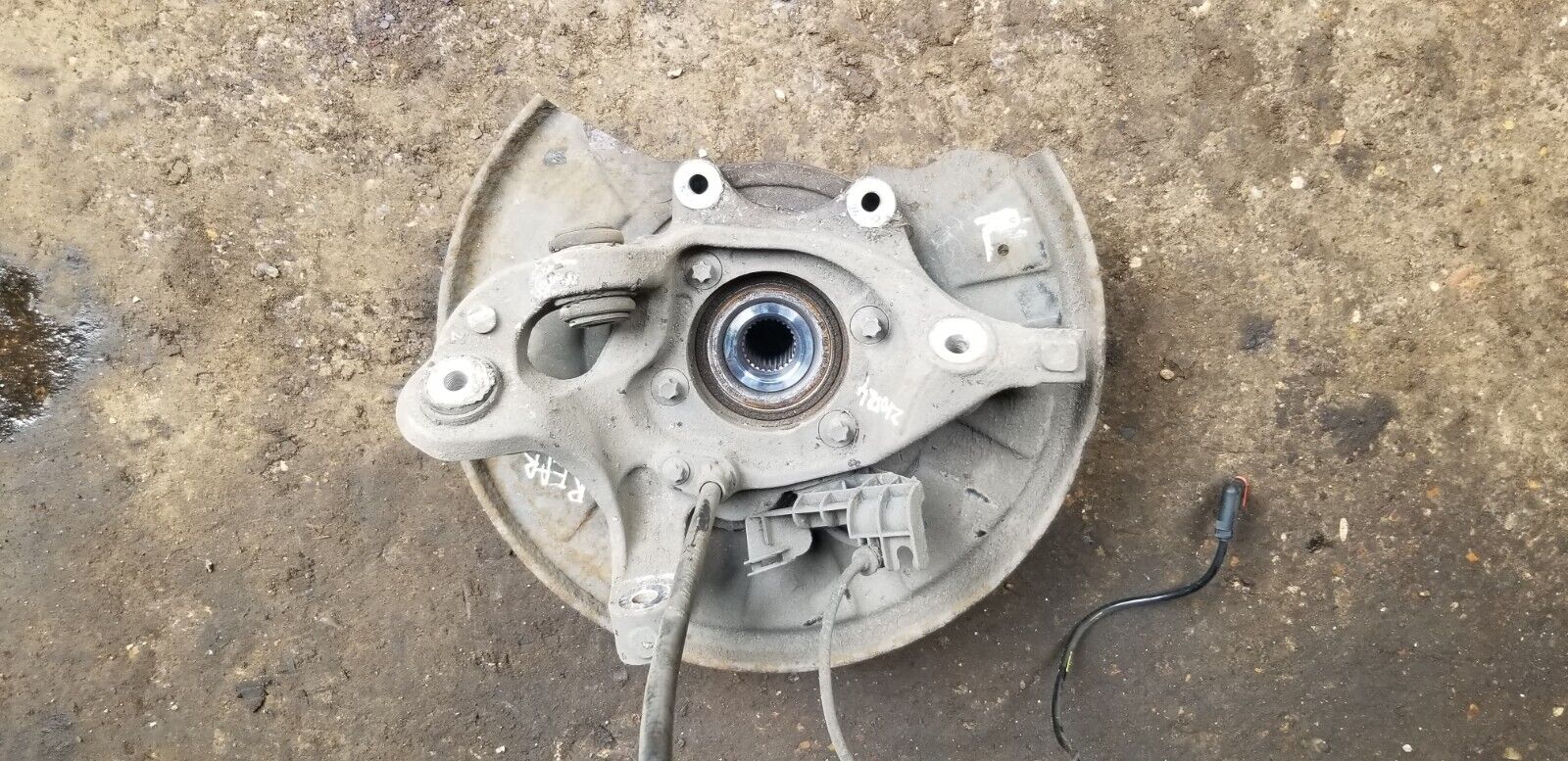 Mercedes Bebz E-ClassS 2015 W212 Passengers Rear Left Hub Assembly |O - Image 4