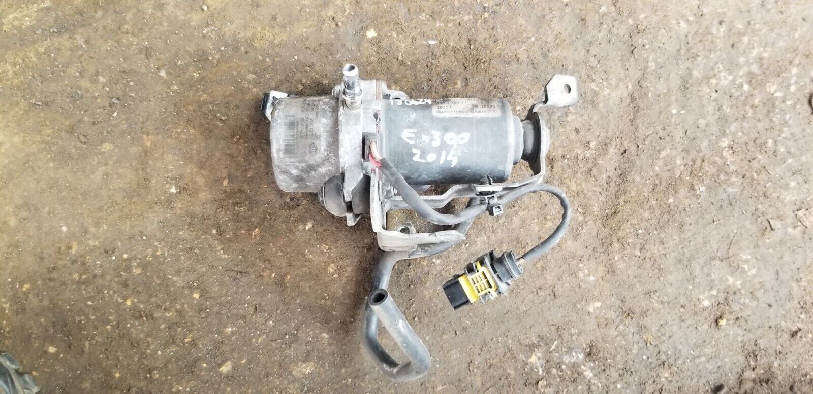 Mercedes E-Class W212 E300 2.1 Diesel Hybrid vacuum pump A0004302832