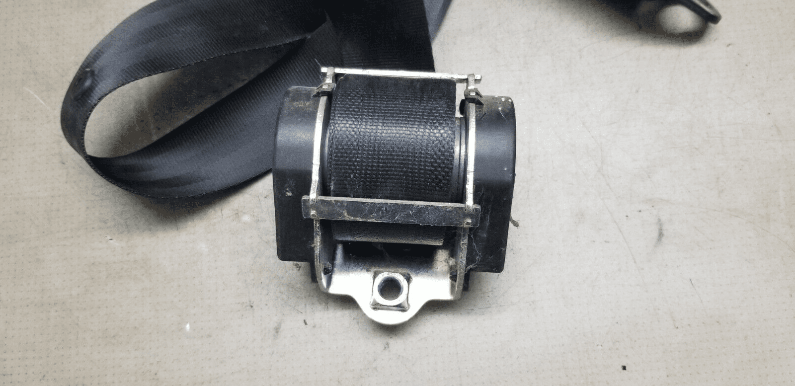 Close-up of Peugeot Boxer N/S/F seat belt mechanism 735521571