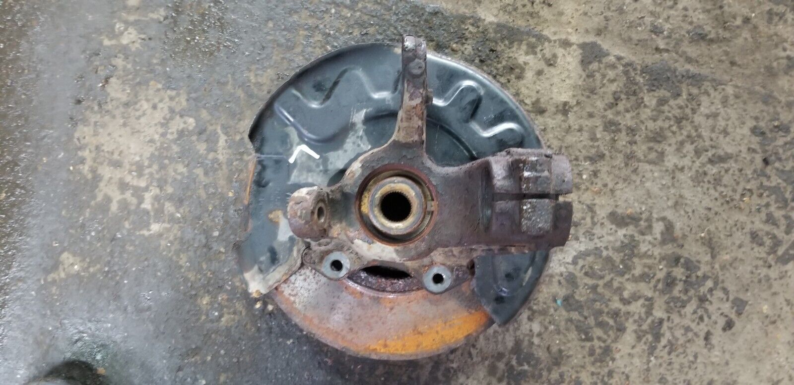 Rear view of Skoda Rapid front left wheel hub knuckle showing mounting points