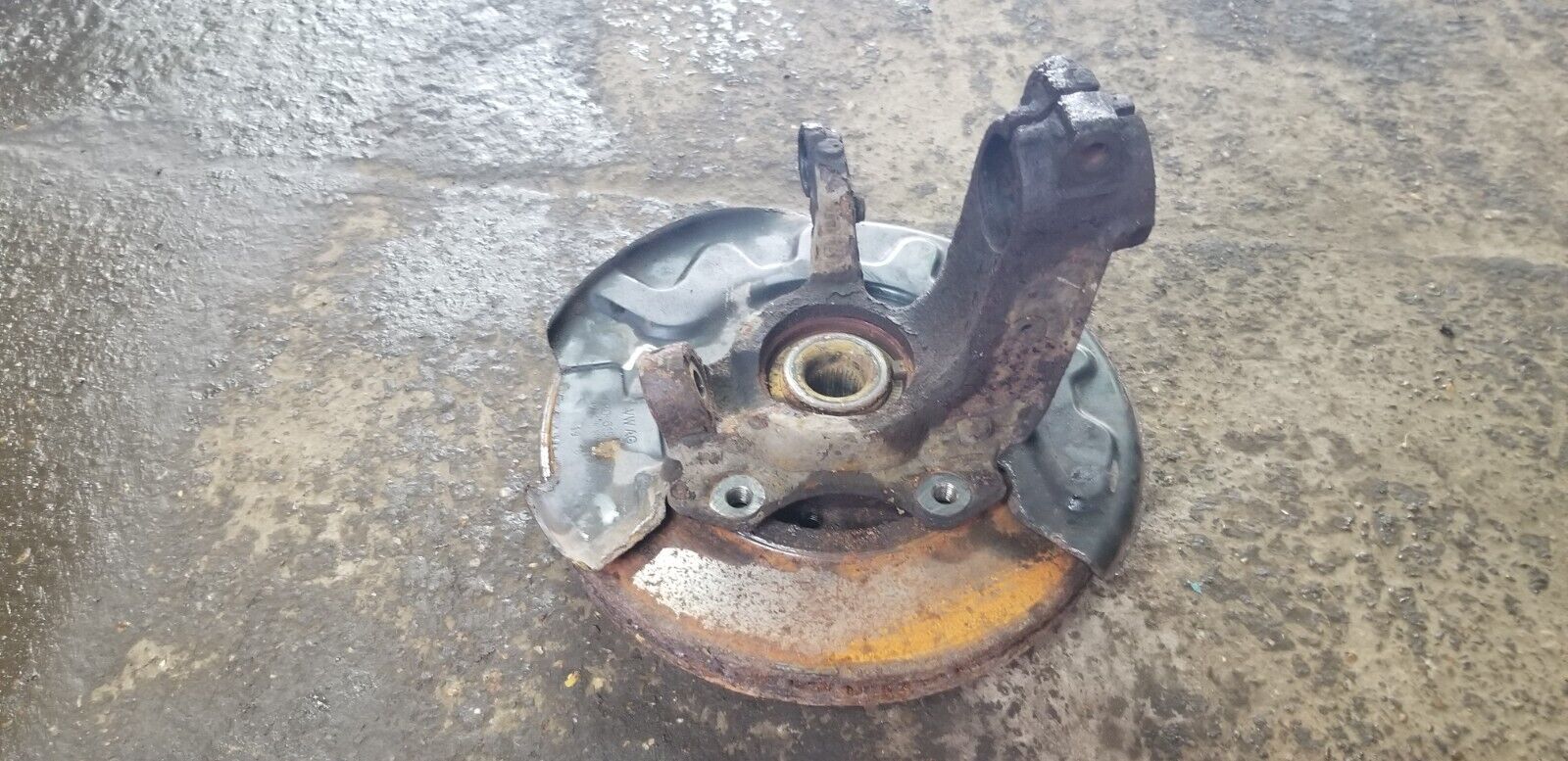 Angle view of Skoda Rapid Spaceback 1.6 TDI front left hub knuckle 2012-2019