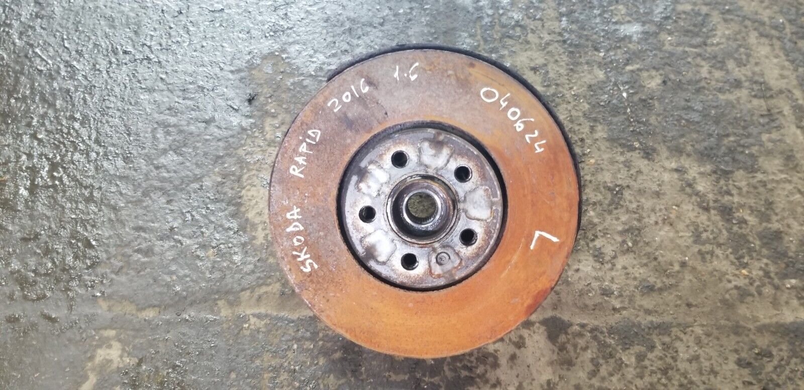 Close-up view of Skoda Rapid front left wheel hub knuckle 1.6 TDI 2012-19