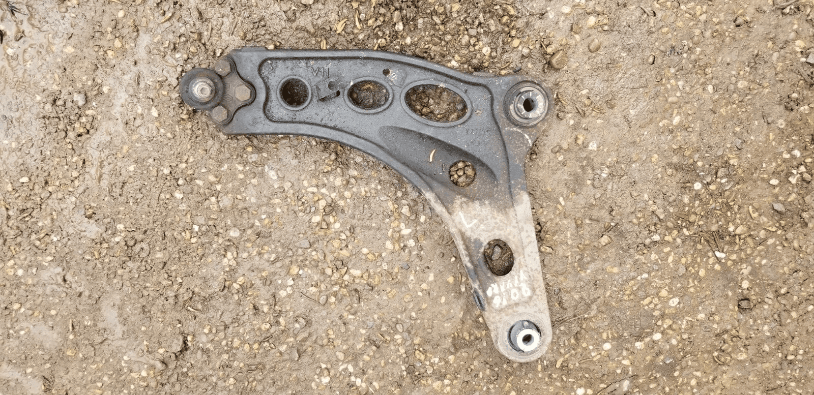 VAUXHALL VIVARO / TRAFIC FRONT PASSENGER / LEFT SIDE LOWER WISHBONE 8200395007