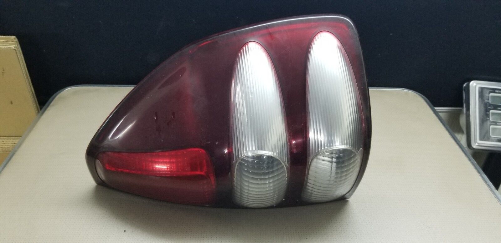 2005 TOYOTA LAND CRUISER O/S DRIVERS SIDE RIGHT REAR LIGHT - Image 3