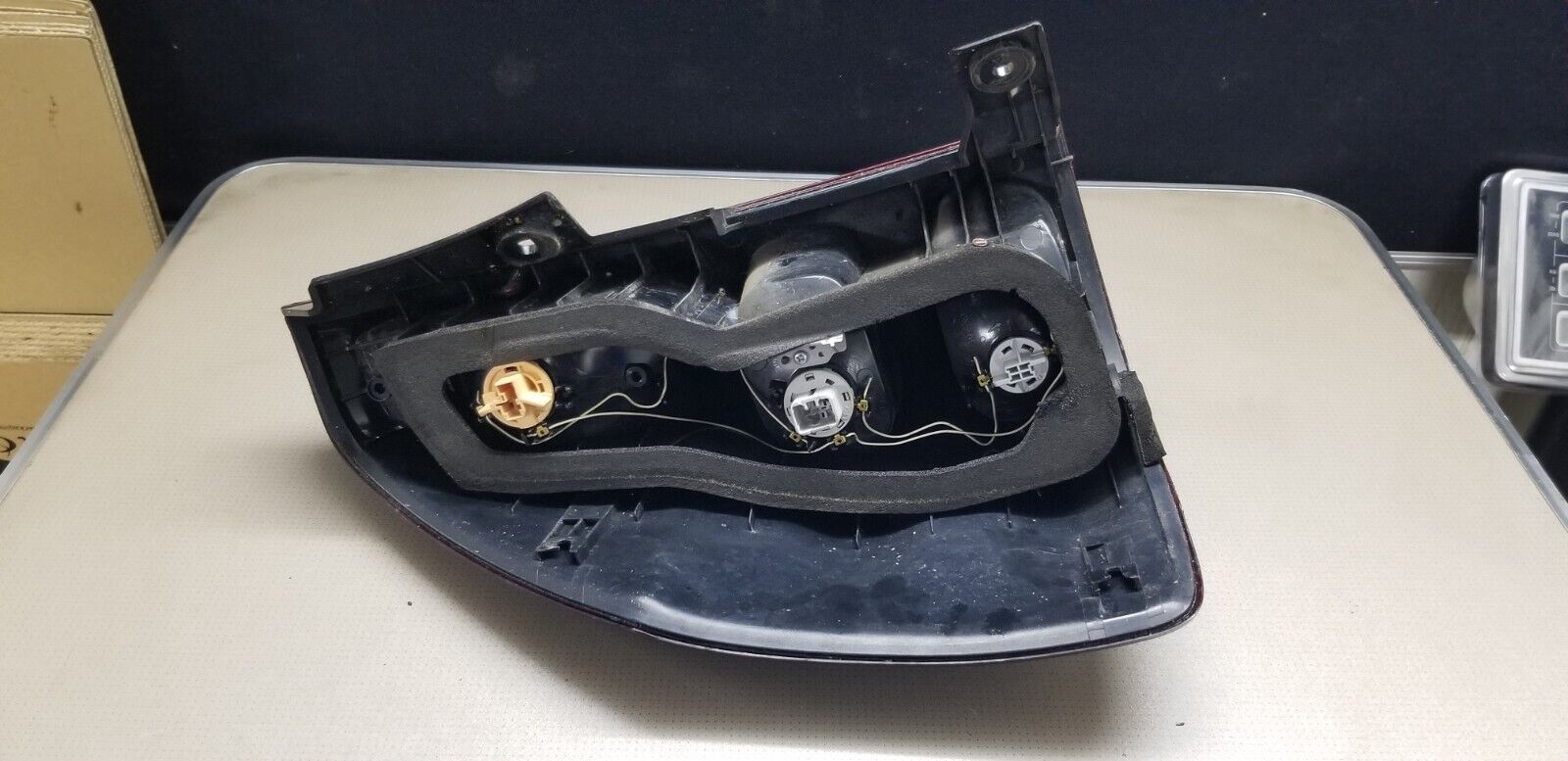 2005 TOYOTA LAND CRUISER O/S DRIVERS SIDE RIGHT REAR LIGHT - Image 4