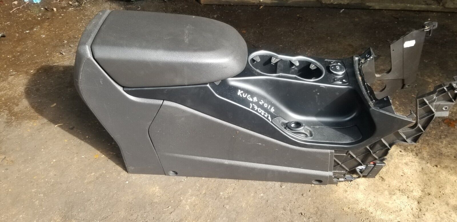 2016 Ford Kuga Titanium X TDCI Centre Console Armrest - Image 3