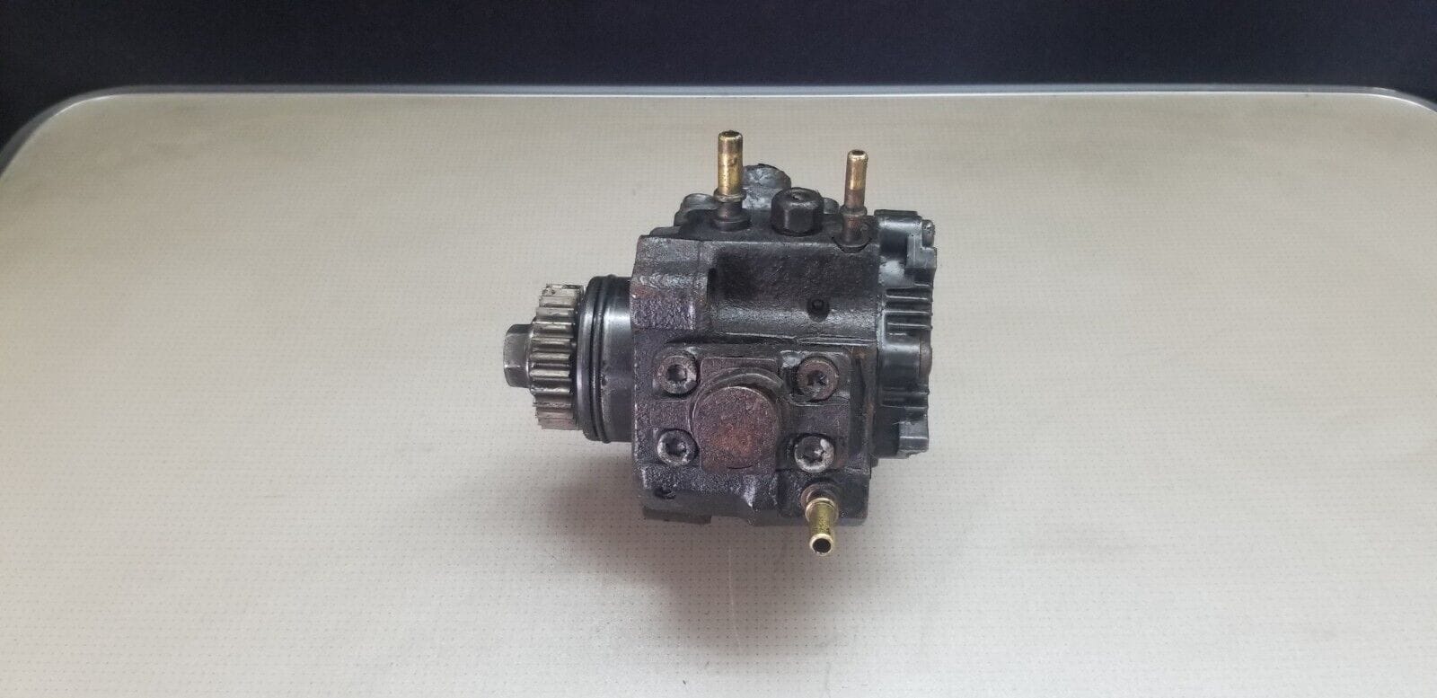 Side view of OEM fuel pump 0445010234 H8200912103