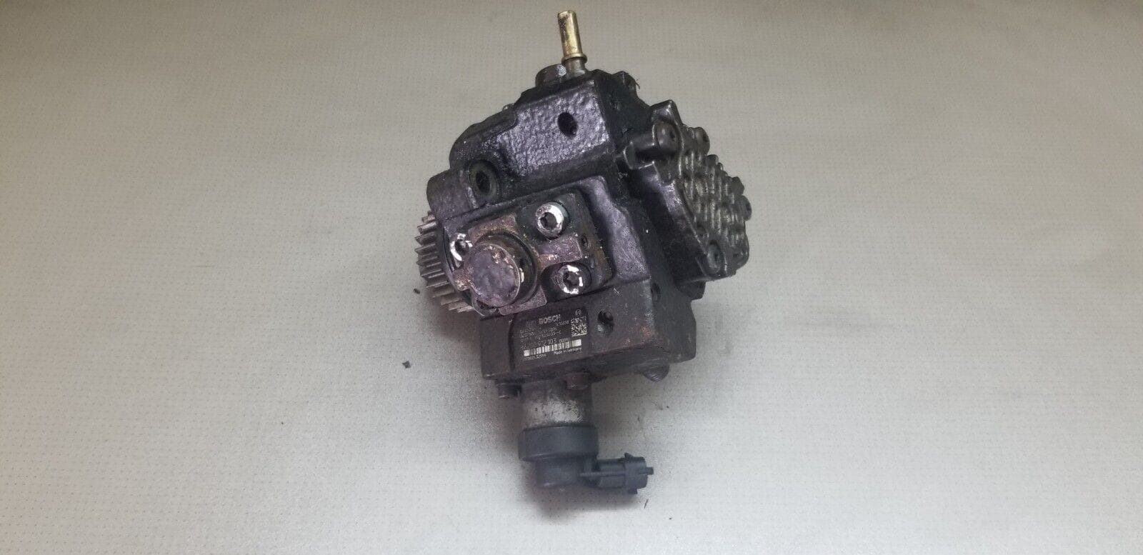 Rear view of OEM fuel pump H8200912103 Renault Master