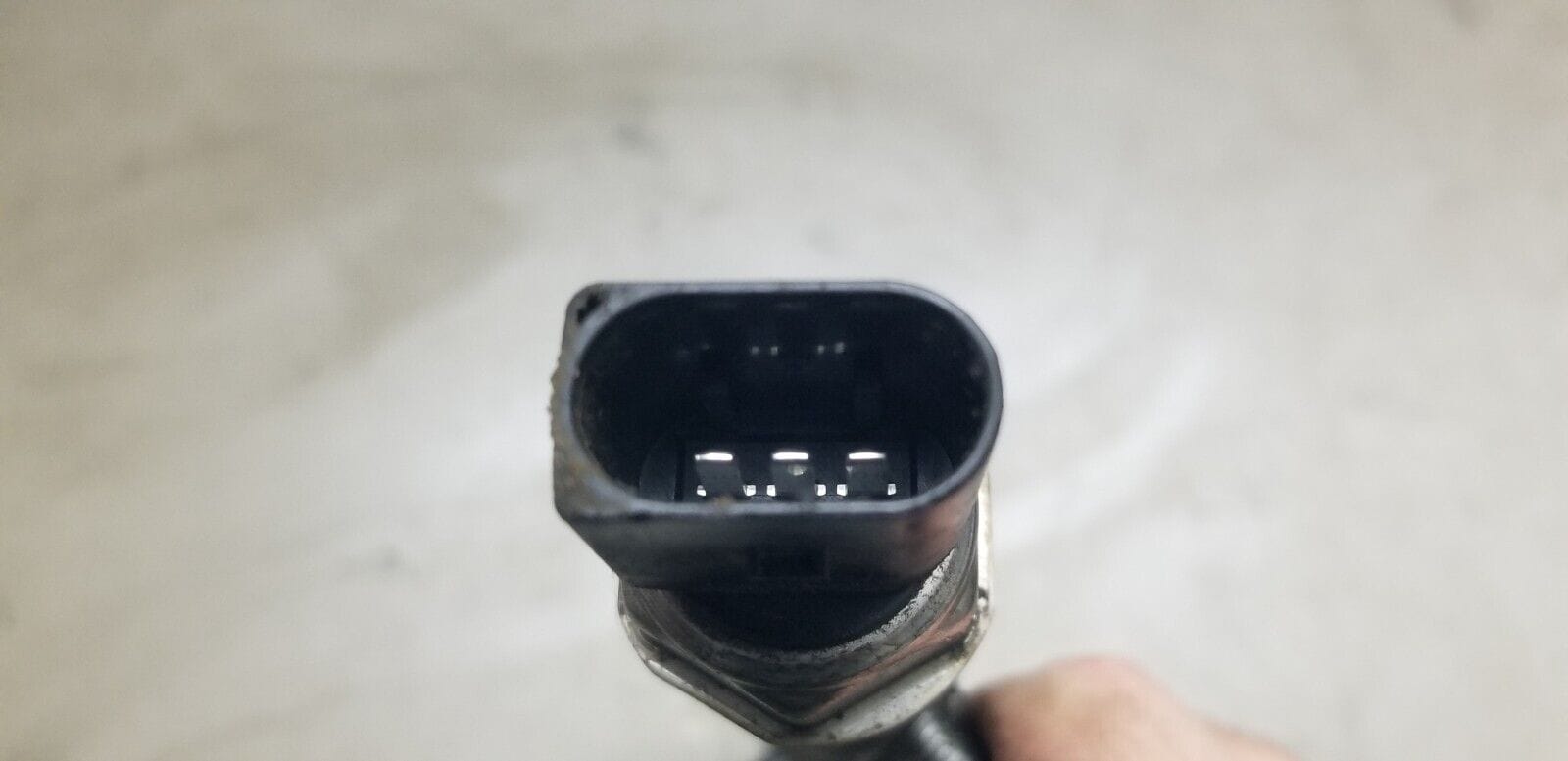 Side view of Mercedes-Benz W212 2.1 diesel fuel rail A6510700595