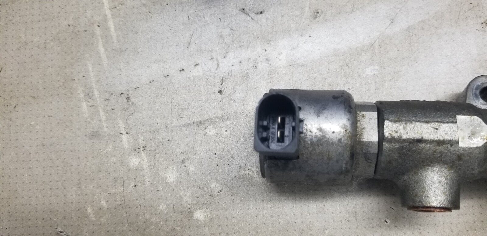 Fuel injector connection points on Mercedes W212 2.1 diesel fuel rail