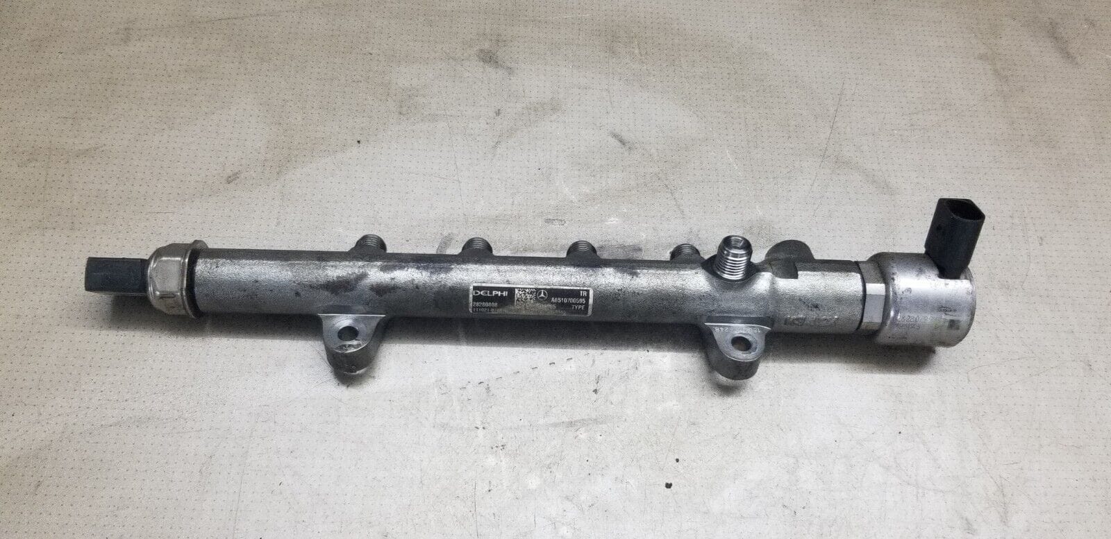 Top view of Mercedes-Benz 2.1 CDI fuel rail A6510700595