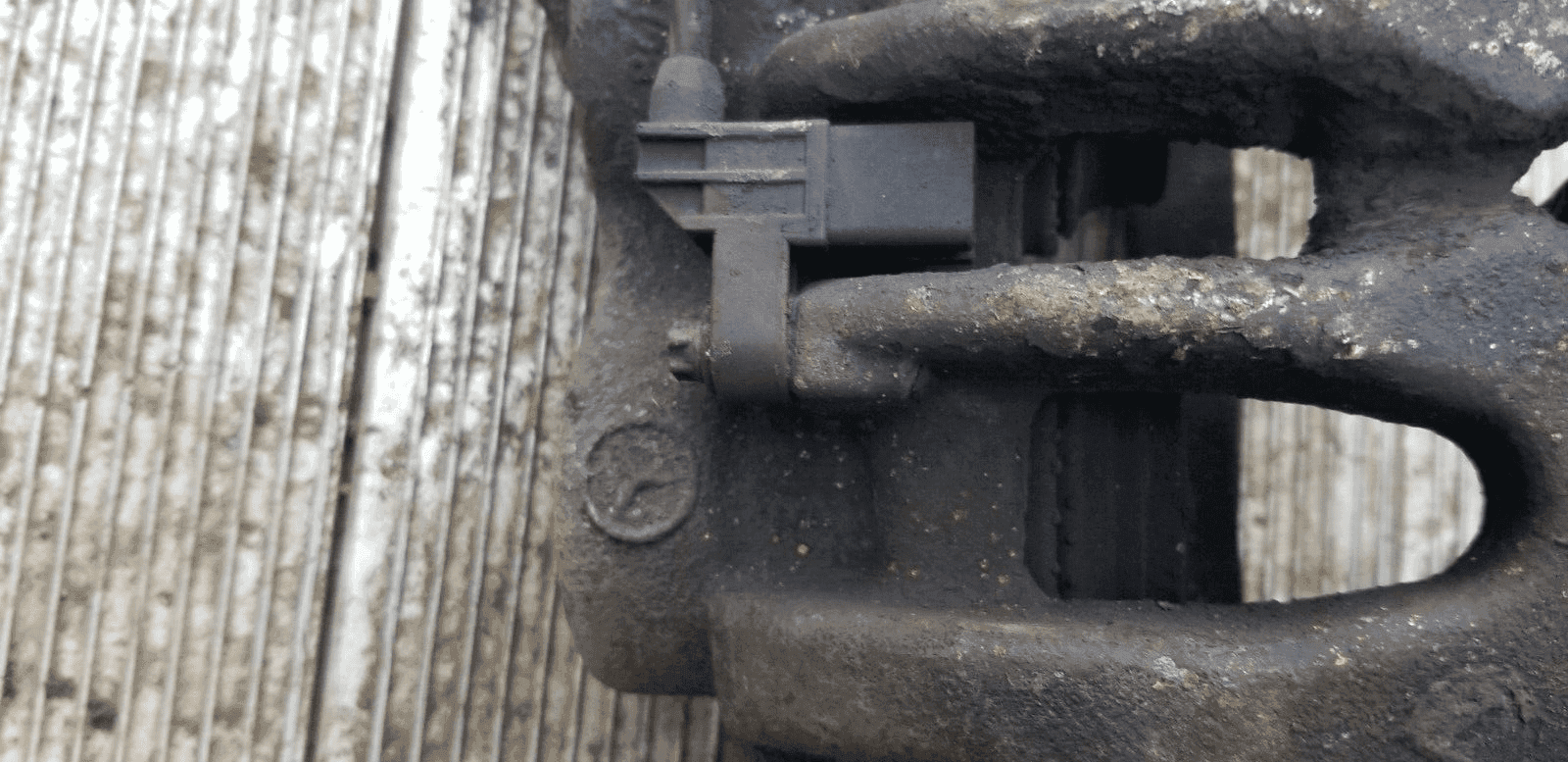 Mercedes Sprinter 2014 2.1Diesel Driver Side Front Brake Caliper - Image 4