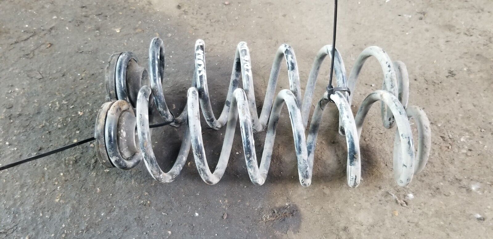 SKODA RAPID SPACEBACK SE TECH TDI REAR COIL SPRINGS 2016 - Image 3