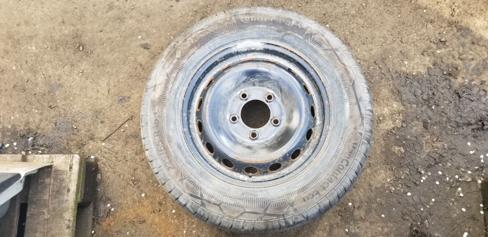 Complete view of 225/65R16C wheel and tyre assembly