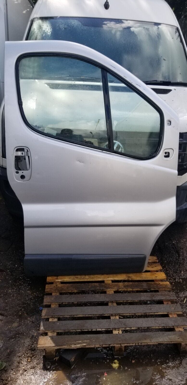 VAUXHALL VIVARO DRIVER SIDE DOOR SILVER