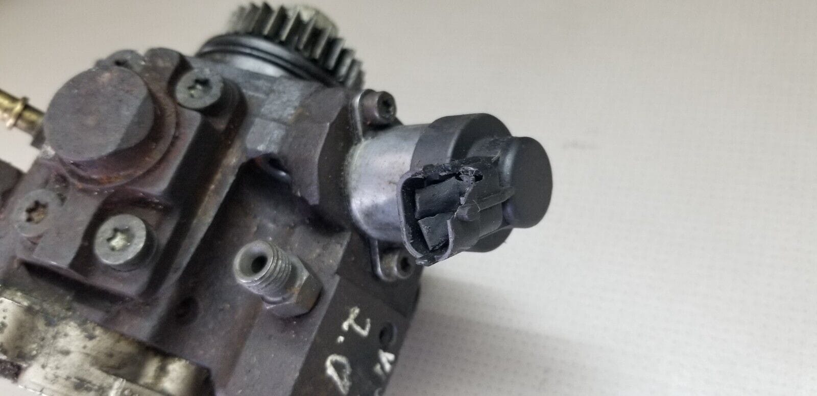 Vauxhall Vivaro Fuel Injector Injection Pump 2.0 Diesel 8200690744 - Image 6