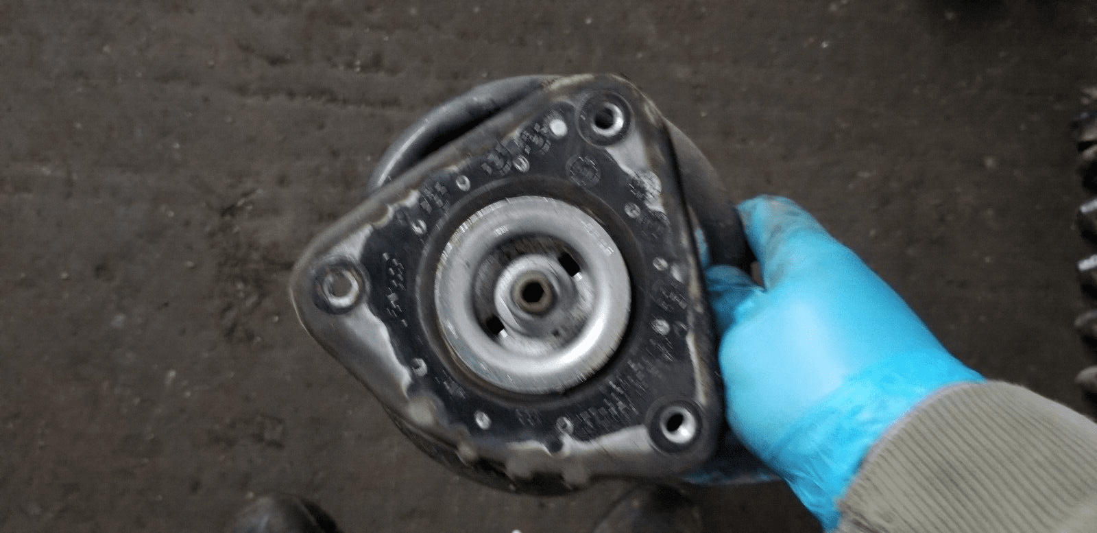 Ford Kuga Mk2 2.0 Diesel Shock Absorber Front Left Passenger Side 2016 - Image 4